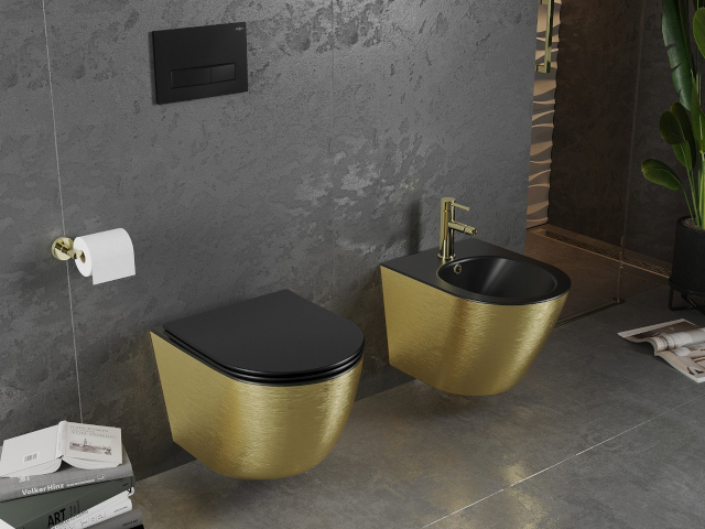 Placi întunecate în baie