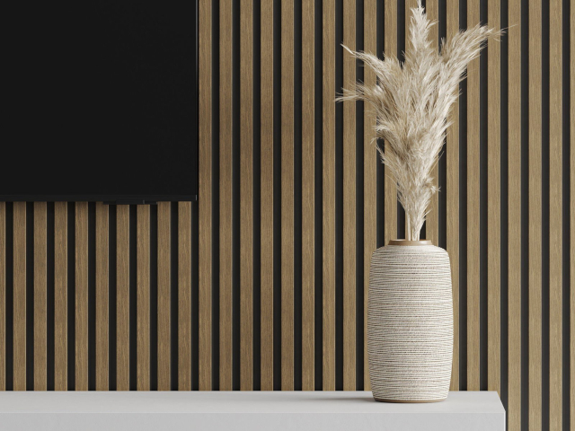 Lamel pe peretele de nuc