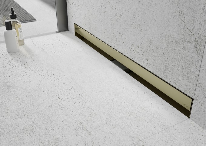 Odpăv liniară aurie într-o baie din beton