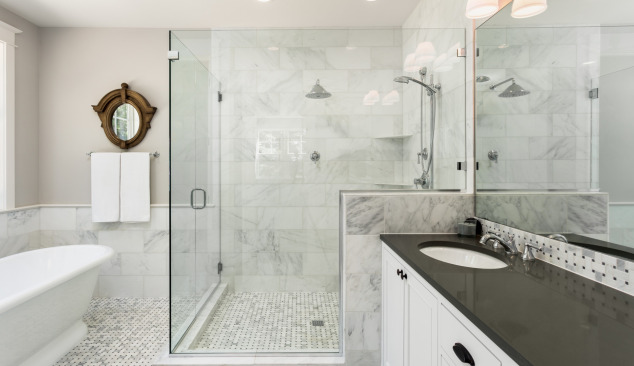 Baterii de duș cu și fără termostat - merită să alegi funcția suplimentară?