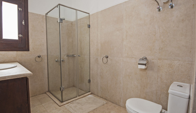 Baie modernă - scurgere liniară în perete sau în podea?