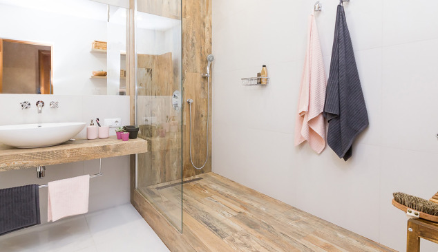 Baie modernă cu baterie neagră