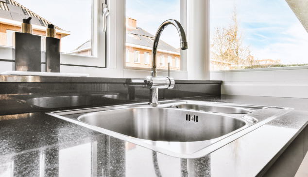Poți instala o chiuvetă de bucătărie sub fereastră?
