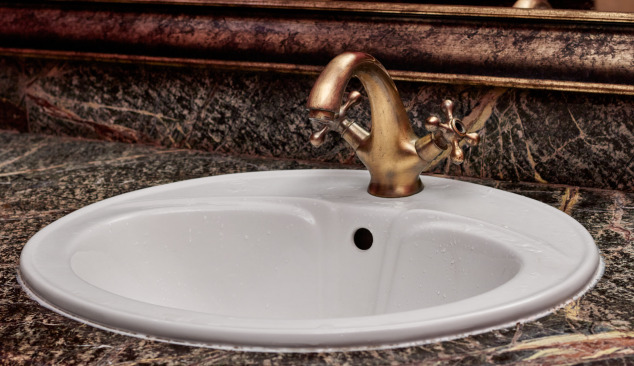 Baterii aurii și de cupru în baie