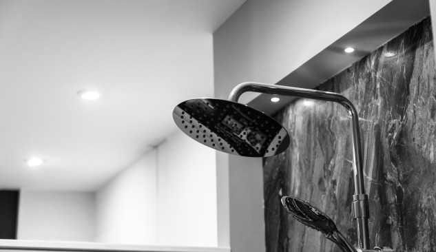 Amenajare alb-negru în baia ta