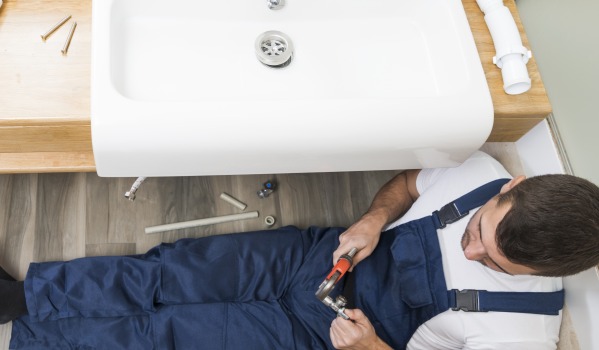 La ce înălțime să montezi scurgerea pentru chiuvetă conform standardelor de instalații sanitare?