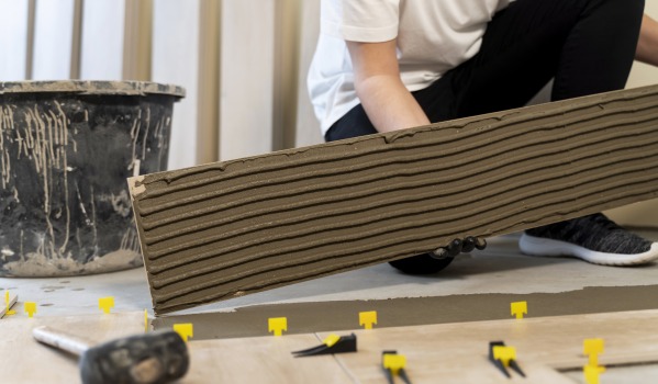 Lista prețuri pentru montarea plăcilor în 2025 – cât costă de fapt faianța?