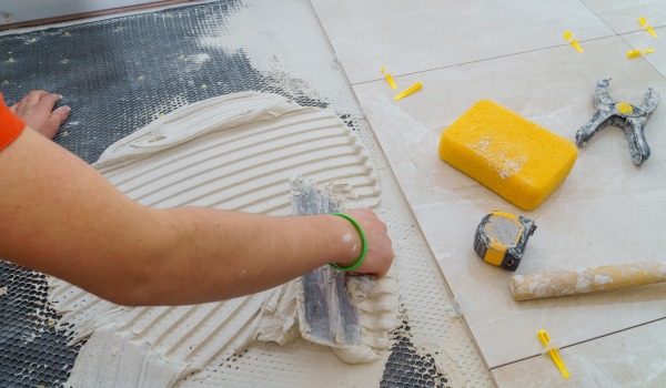 Ce tip de adeziv pentru plăci să alegi?