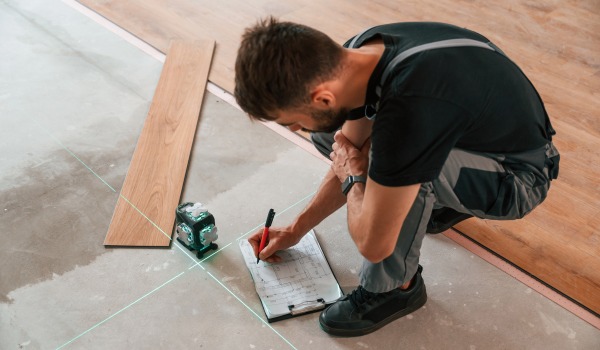 Cum să pregătești podeaua pentru panouri?