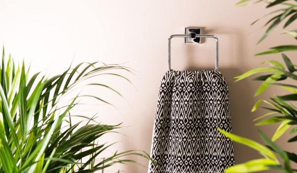 Ce metodă de montare a accesoriilor pentru baie să alegi — suport pentru prosoape fără găurire și cu găurire