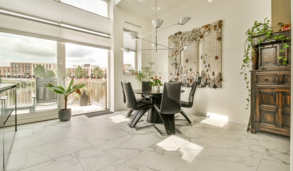 Care sunt clasele de abraziune ale plăcilor? Află care gresie este potrivită pentru bucătărie, baie și living.