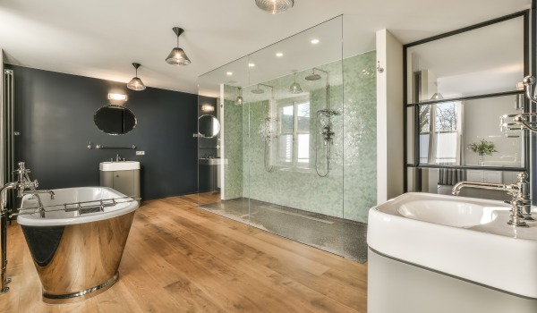 Îmbinarea panourilor cu plăci – greșeli frecvente, bune practici și idei pentru tranziții elegante