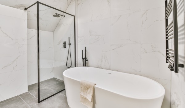 Plăci 60x60 cm - cum să le așezi corect și ce lățime de rost să alegi pentru gresie 60x60 cm