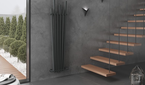 Radiator decorativ antracit în coridor