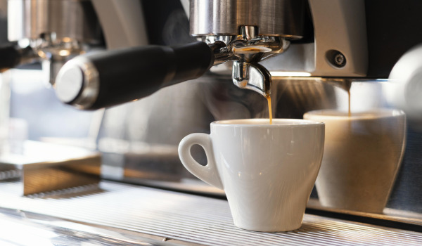 Curățarea aparatului - cum să decalcifiezi corect aparatul de cafea?