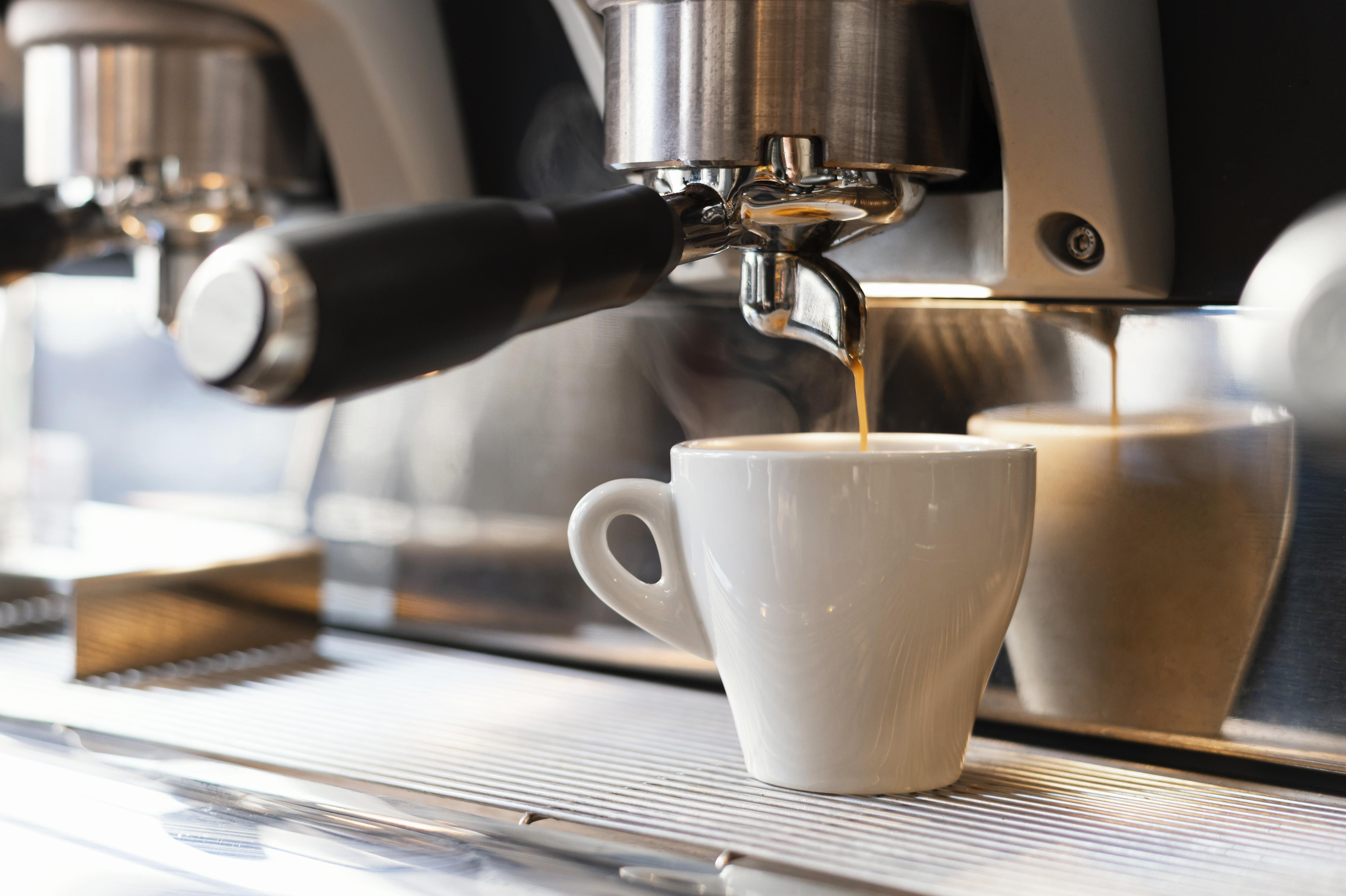 Curățarea aparatului - cum să decalcifiezi corect aparatul de cafea?