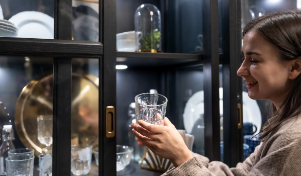 Vitrina - un mobilier neobișnuit pentru bucătărie
