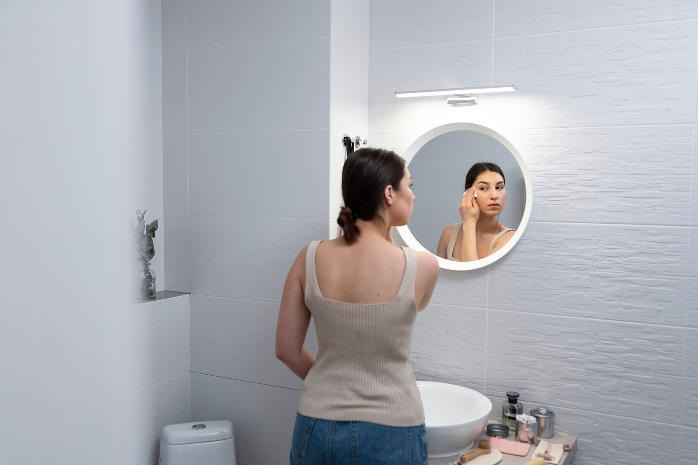 Cum să iluminezi oglinda din baie? Ce putere de bec este potrivită pentru baie?