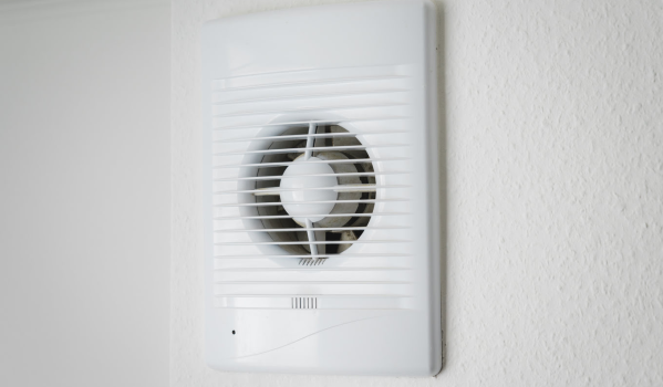 Ce tip de ventilație este necesară în băi pentru a asigura circulația adecvată a aerului?