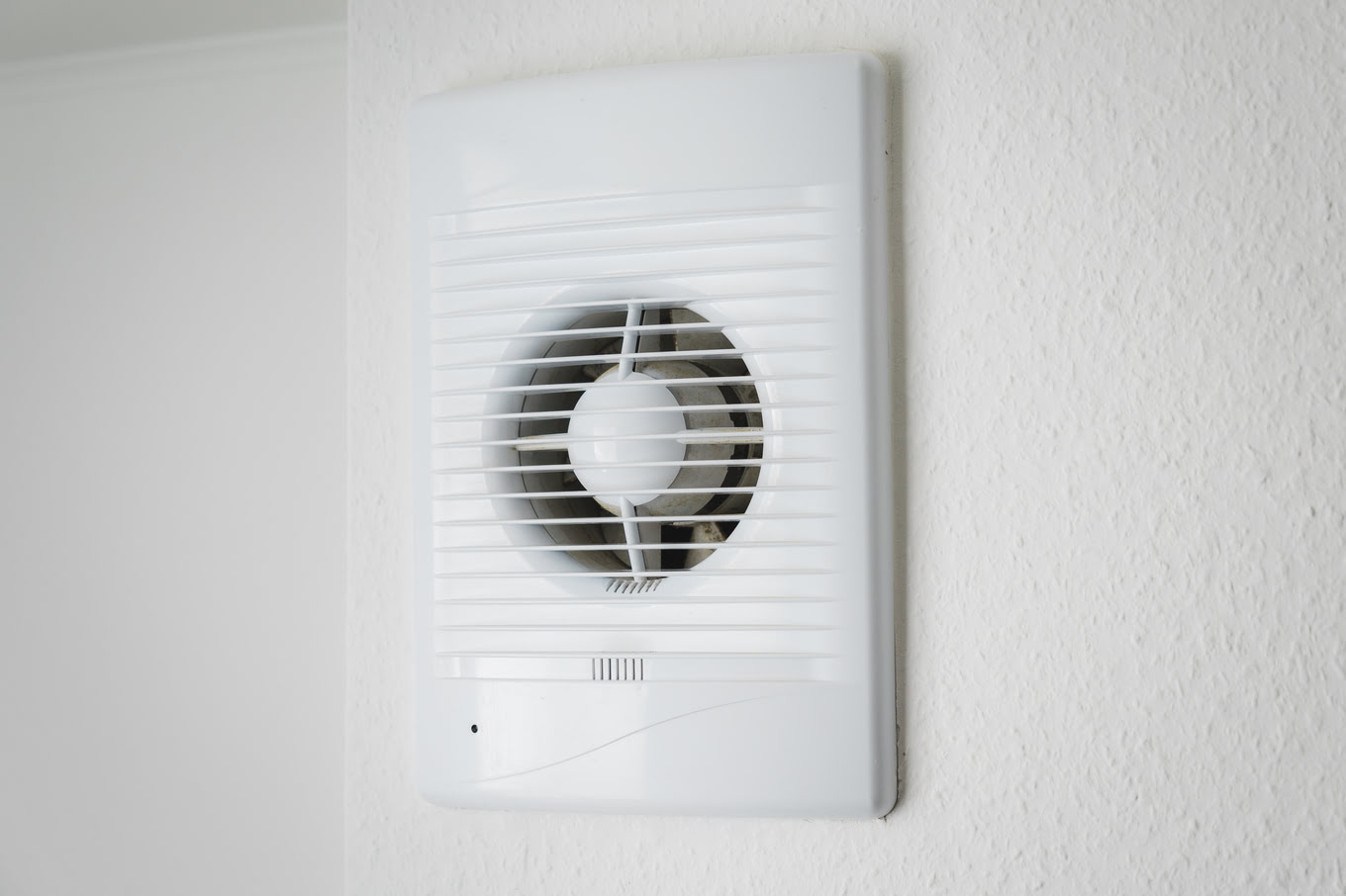 Ce tip de ventilație este necesară în băi pentru a asigura circulația adecvată a aerului?