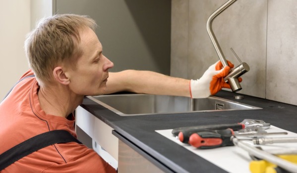 Cum să deblochezi chiuveta din bucătărie? Metode casnice pentru desfundarea ei